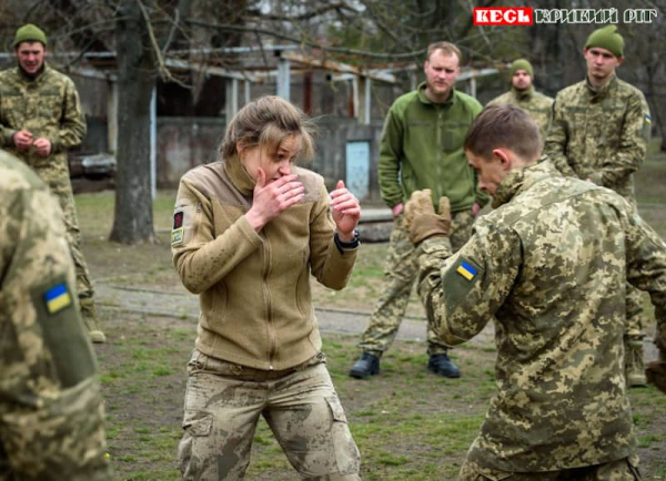 Заняття з рукопашного бою проводить Настя, криворізька спортсменка
