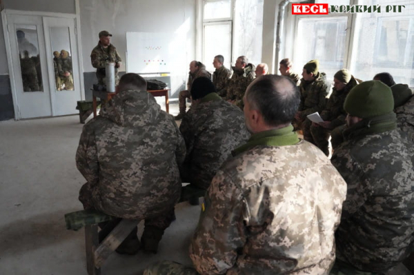 Заняття з інструкторами в криворізькому штурмовому полку АРЕЙ