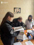 На Дніпропетровщині колишня військовослужбовиця обіцяла чоловіку допомогти уникнути мобілізації за 20 тисяч доларів0