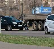 На перехресті вулиць Соборності й Володимира Великого трапилася аварія: легковий автомобіль в’їхав під причіп вантажівки