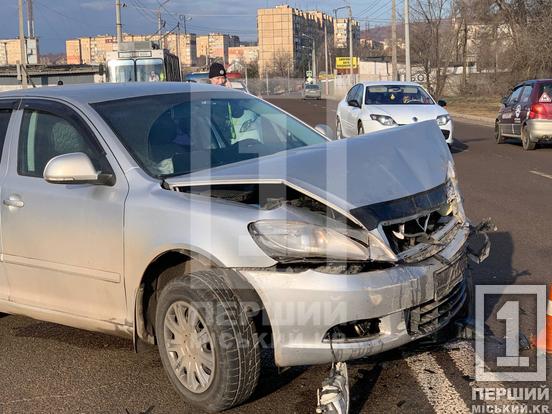 Не розминулися: у Кривому Розі Skoda «протаранила» тролейбус2