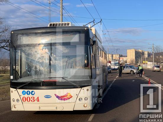 Не розминулися: у Кривому Розі Skoda «протаранила» тролейбус5