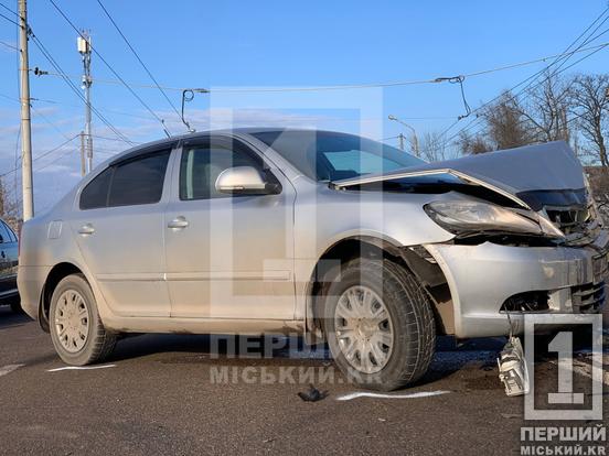 Не розминулися: у Кривому Розі Skoda «протаранила» тролейбус3