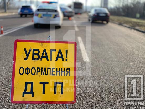 Не розминулися: у Кривому Розі Skoda «протаранила» тролейбус6