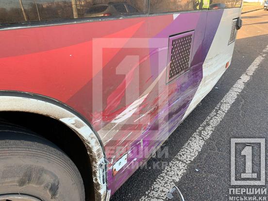 Не розминулися: у Кривому Розі Skoda «протаранила» тролейбус4