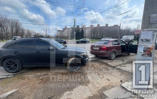 Один не поступився другому: на проспекті Металургів не розминулися Infiniti та Chevrolet