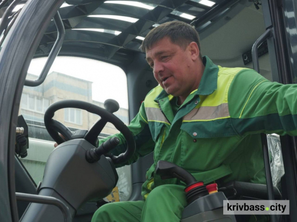 Одна машина замінює десятки людей: комунальники Кривого Рогу отримали сучасну техніку
