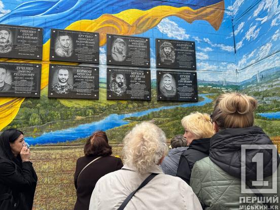 Одне шкільне подвір’я та два героїчних життя: у Кривому Розі відкрили меморіальні дошки Дмитру Птухіну та Азізу Мірзоєву