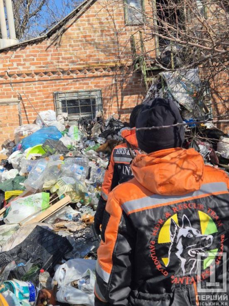 Похована під власним «скарбом»: на Дніпропетровщині жінку знайшли мертвою у заваленому сміттям будинку1