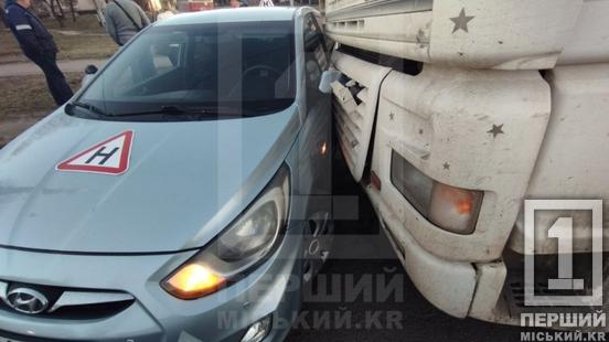 Потрапила у сліпу зону: на Нікопольському шосе вантажівка зіштовхнулася з навчальним авто1