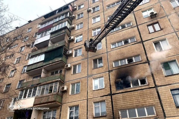 Пожежа у багатоповерхівці Кривого Рогу: надзвичайники врятували 15 містян