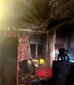 Пожежа у Кривому Розі: рятувальники вивели з палаючого будинку дитину та дорослого1