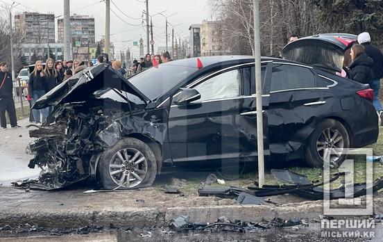 Тихіше їдеш, далі будеш – не про них: на проспекті Металургів одне в одного влетіли Mercedes і Hyundai, під колеса потрапила дитина