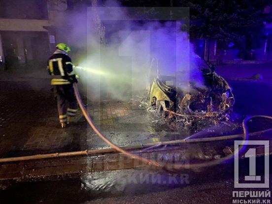 У Кривому Розі на Дзержинці згорів автомобіль