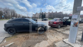 У Кривому Розі на проспекті Металургів зіткнулися два легковики