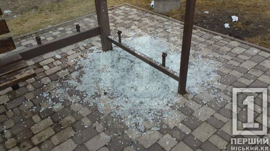 У Кривому Розі розтрощили ще одну зупинку біля «Тисячки»1