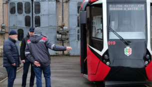 У Кривому Розі ще один трамвай після капітального ремонту вийшов на лінію - це на 99% нова машина, зроблена криворізькими майстрами3
