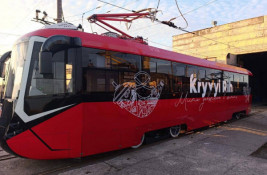 У Кривому Розі ще один трамвай після капітального ремонту вийшов на лінію - це на 99% нова машина, зроблена криворізькими майстрами5