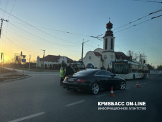 У Кривому Розі тролейбус не розминувся з легковим автомобілем0