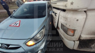 У Кривому Розі вантажівка протягнула навчальний автомобіль по дорозі майже 20 метрів1