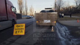 У Кривому Розі вантажівка протягнула навчальний автомобіль по дорозі майже 20 метрів0