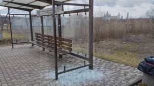 У місті знову зафіксували випадок вандалізму: пошкоджено зупинку громадського транспорту1