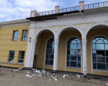 У Слов’янську російський обстріл пошкодив вокзал: поранені четверо залізничників