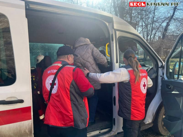 Червоний Хрест транспортував пенсіонерку до місця призначення в Кривому Розі