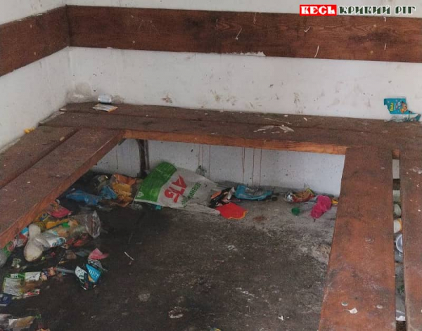 Купа сміття в модульному укритті в Кривому Розі