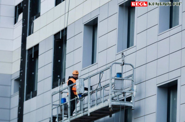 Фасадні роботи на корпусі тисячки в Кривому Розі коштом облбюджету