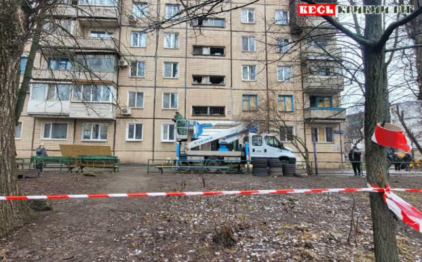 Комунальники на місці прильоту шахеда по 9-поверхівці на 97 кварталі в Кривому Розі