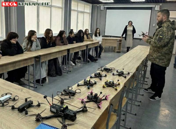 Студентів-будівельників вчили керувати дронами в Кривому Розі