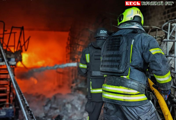 Рятувальники на місці прильоту шахедів по підприємству в Кривому Розі