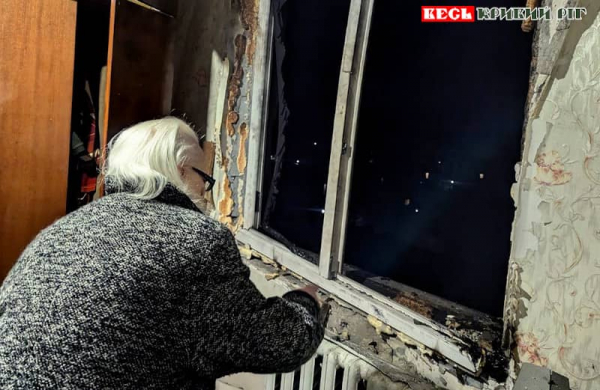 Господиня прибирає квартиру після приліту шахеда по Кривому Рогу