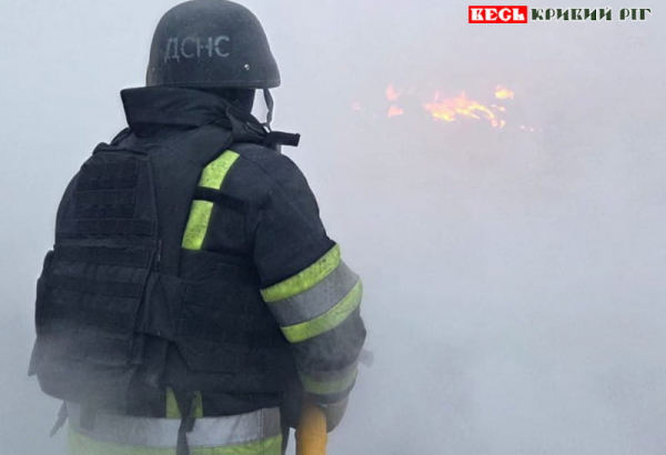 Рятувальник ліквідовує наслідки ворожого удару по Дніпропетровщині
