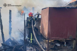В одному з районів Дніпропетровщини рятувальники гасили пожежу на території одразу трьох приватних домоволодінь