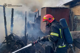В одному з районів Дніпропетровщини рятувальники гасили пожежу на території одразу трьох приватних домоволодінь