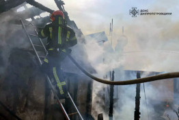 В одному з районів Дніпропетровщини рятувальники гасили пожежу на території одразу трьох приватних домоволодінь