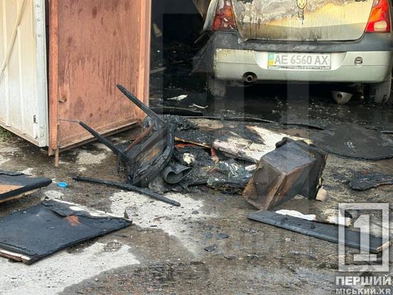 Вибух та стовп диму: у Металургійному районі Кривого Рогу палав гараж з автівкою