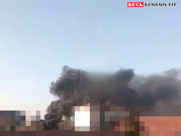 Густий стовп диму здіймається в небо на місці вибуху БПЛА в Кривому Розі