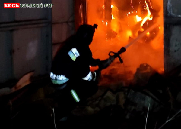 рятувальник ліквідовує наслідки ворожого повітряного удару