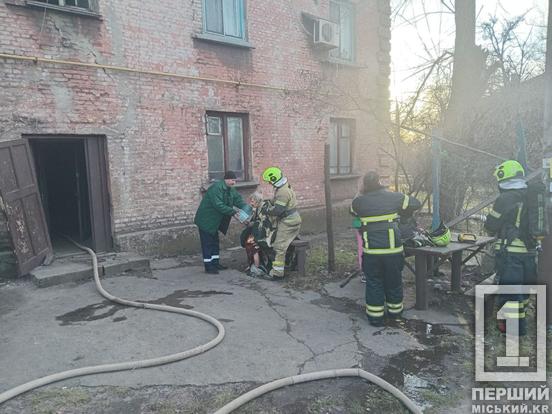 Виносили безтямною: у Металургійному районі надзвичайники врятували жінку з пожежі3