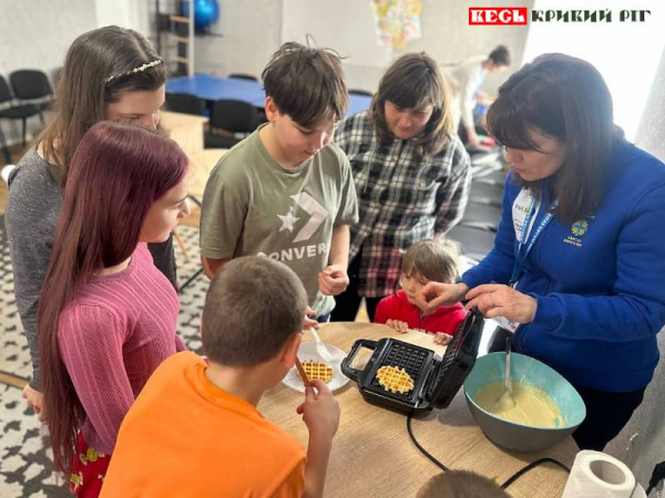 Волонтери Карітас Кривий Ріг готували з дітьми фафлі