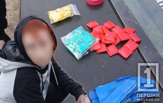 Зайва нервовість та згортки в кишенях: у Покровському районі затримали ймовірну закладчицю