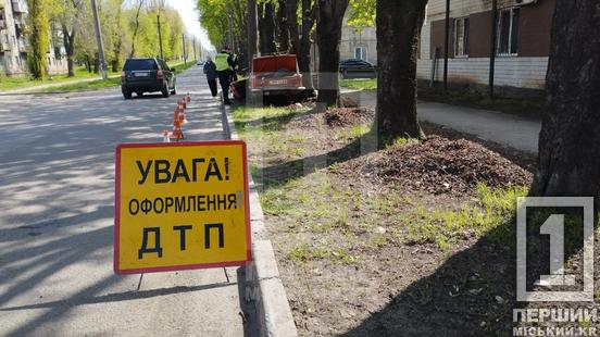 Автівка врізалася в стовп: на Гурова рятувальники діставали водія з розтрощеного авто