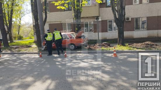 Автівка врізалася в стовп: на Гурова рятувальники діставали водія з розтрощеного авто