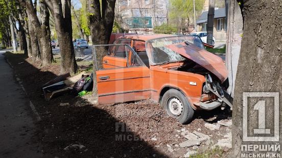 Автівка врізалася в стовп: на Гурова рятувальники діставали водія з розтрощеного авто
