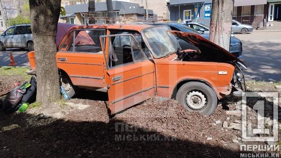 Автівка врізалася в стовп: на Гурова рятувальники діставали водія з розтрощеного авто