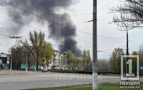 Чорний дим над Соцмістом: у Кривому Розі невідомі підпалили шини неподалік житлових будинків