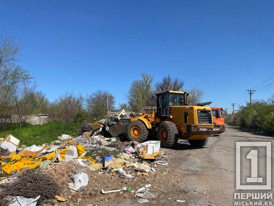 Дорога звузилася на півтора метра через мотлох: на Магістральній ліквідували величезне звалище